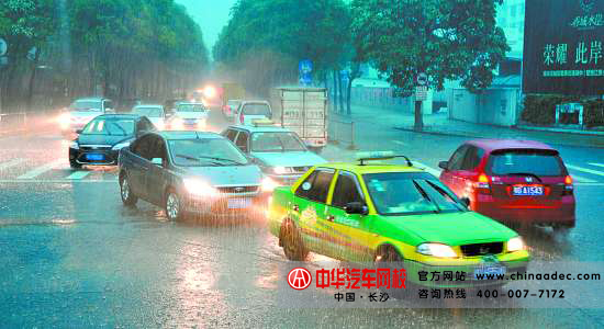 暴雨中的汽車