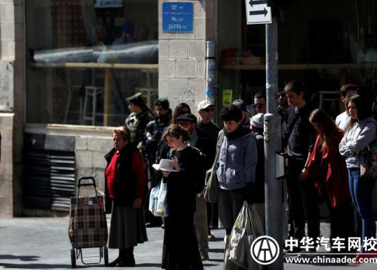 以色列高速公路上全體民眾下車默哀@p747qisn.cn