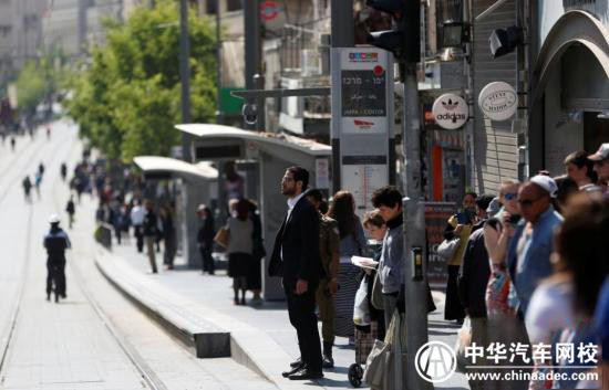 以色列高速公路上全體民眾下車默哀@p747qisn.cn