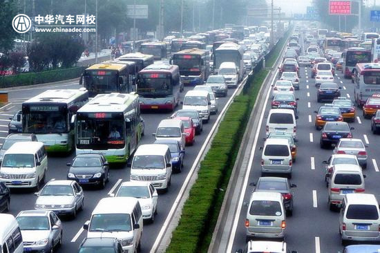 教你堵車時的省油技巧 堵車3分鐘相當于行駛1公里@chinaadec.com